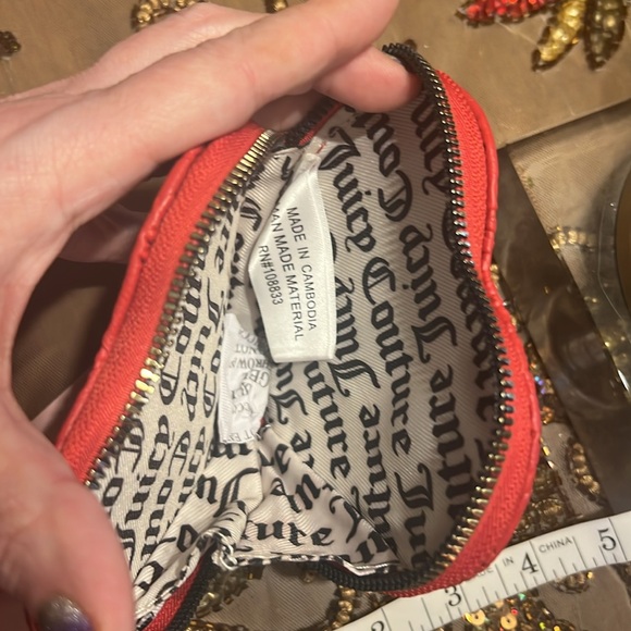 Ran as unlisted $18 10/20/24 juicy Couture Red Heart shaped Wristlet- embossed - Picture 5 of 5